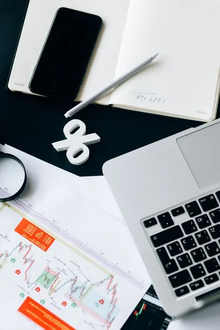 Vue rapprochée d’une femme travaillant sur un projet de marketing digital dans un bureau à domicile.