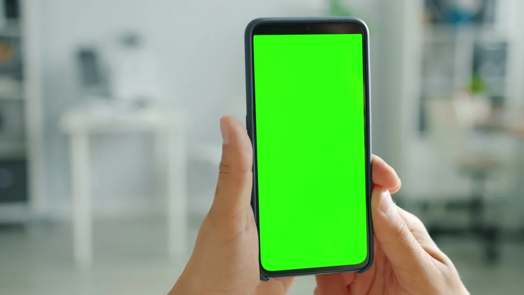 Une vue plongeante sur des graphiques et un smartphone dans un bureau, mettant en avant l’analyse de données.